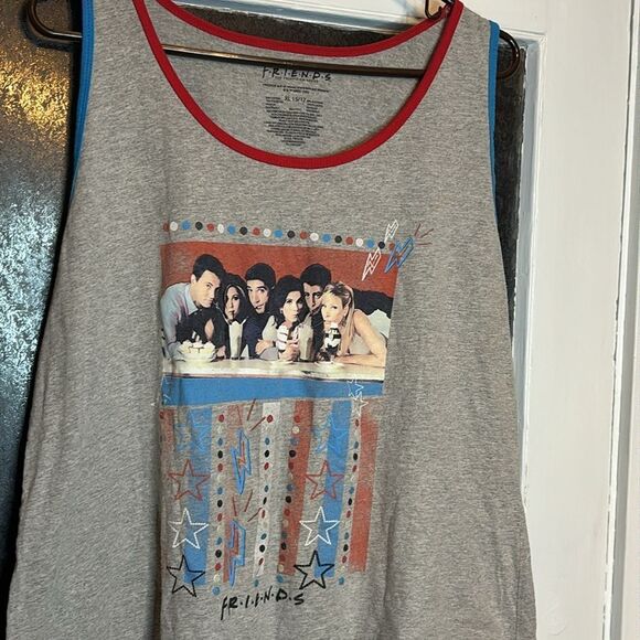 Friends The Television Series Junior’s Gray Graphic Retro Tank Top XL 15/17 - Picture 2 of 4